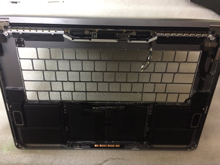 Демонтаж старой клавиатуры MacBook Pro A1707 